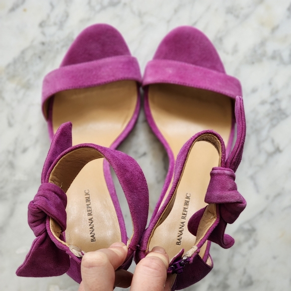 BANANA REPUBLIC Pink Fuschia Suede Bowtie 4 Inch Heels VGUC Size 7.5 - Picture 3 of 10